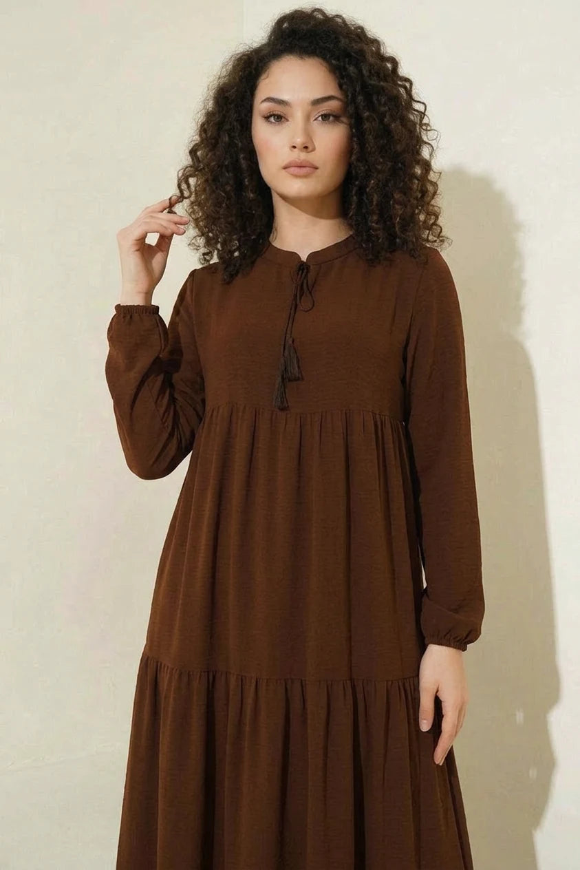 Kadın Bağcıklı Yaka Beli Büzgülü Fırfırlı Etek Kol Kahverengi Tesettür Elbise