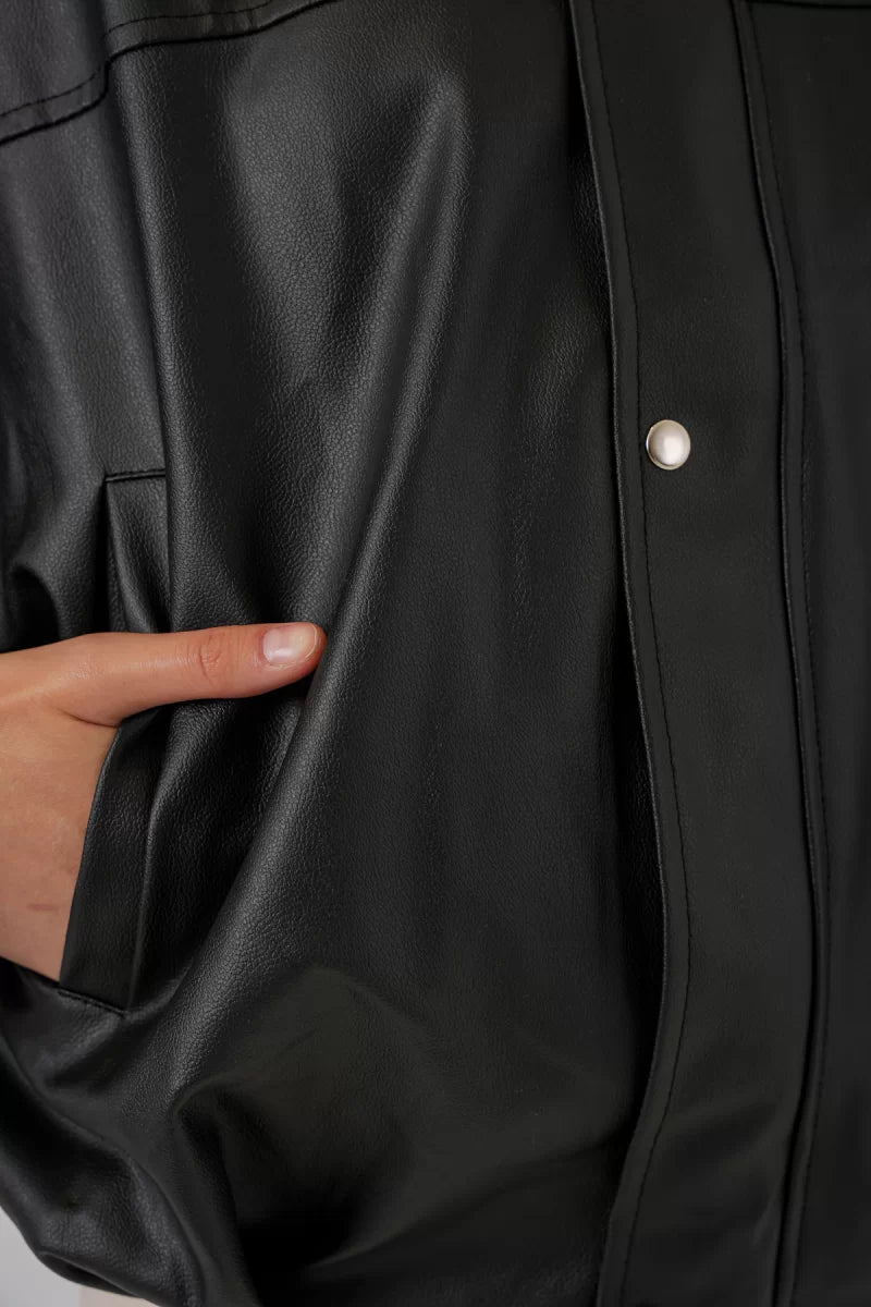 Kadın Klasik Yaka Oversize Kesim Omuz Detaylı Ceket
