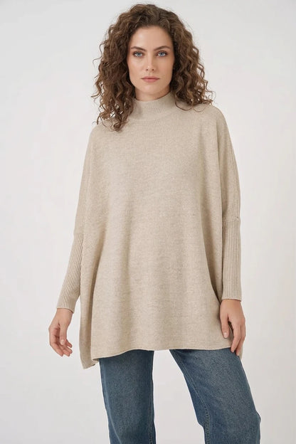 Kadın Balıkçı Yaka Oversize Yandan Yırtmaçlı Triko Bej Panço Kazak