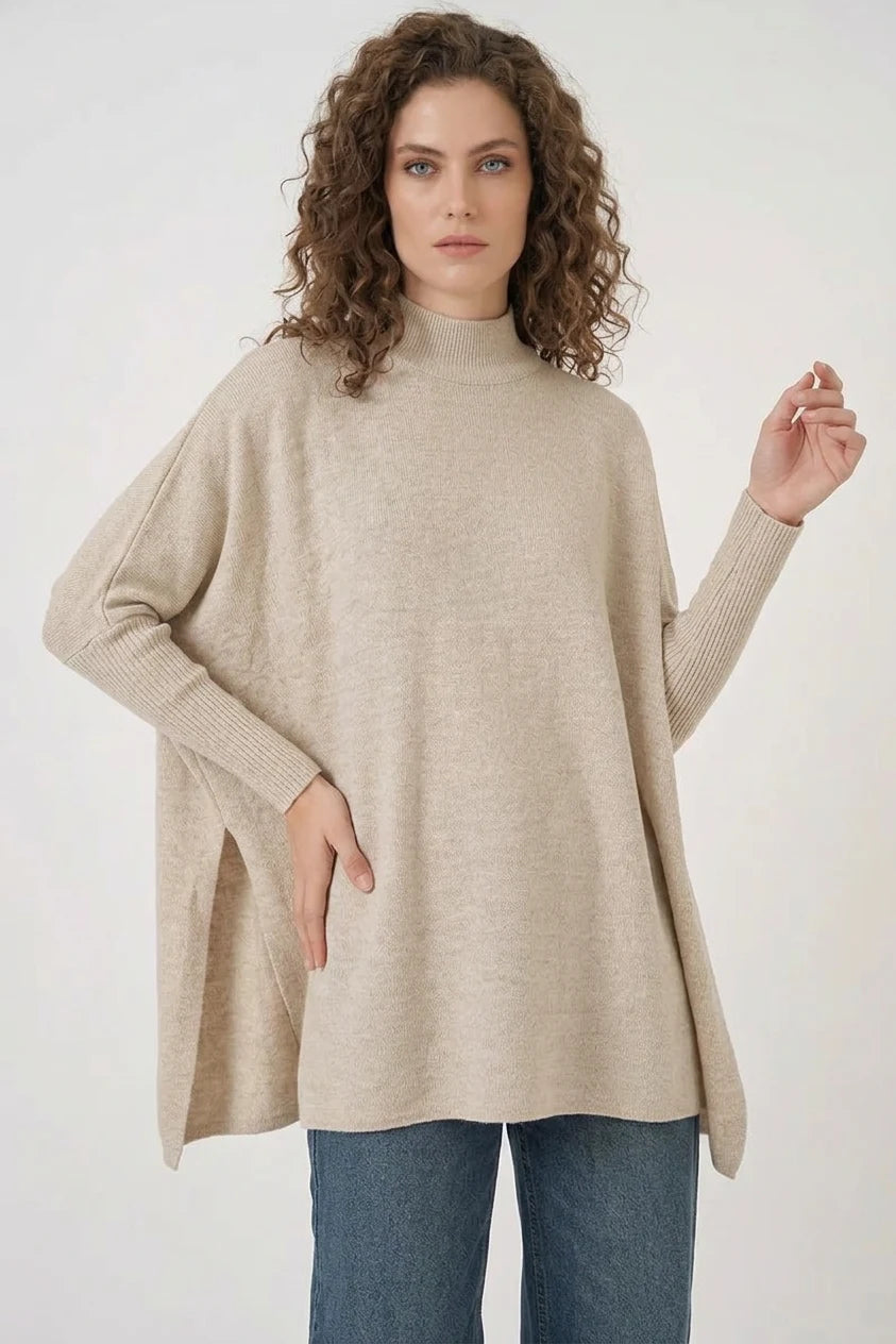 Kadın Balıkçı Yaka Oversize Yandan Yırtmaçlı Triko Bej Panço Kazak