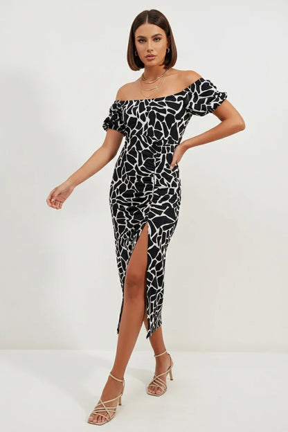 Kadın Kayık Yaka Yırtmaçlı Desenli Siyah Elbise
