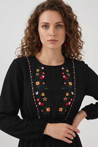 Kadın Yuvarlak Yaka Beli Büzgülü Fırfırlı Etek Ucu Nakışlı Tesettür Elbise