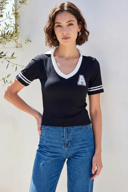 Kadın Polo Yaka Harf Aplike Basic Çizgili Kol Detayı Triko Siyah Tişört