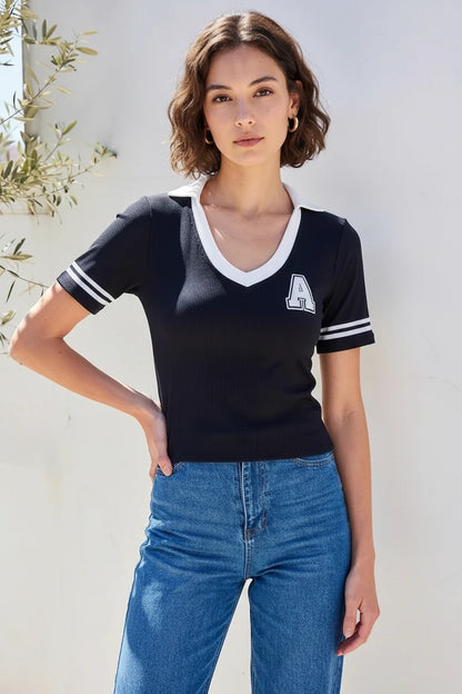 Kadın Polo Yaka Harf Aplike Basic Çizgili Kol Detayı Triko Siyah Tişört