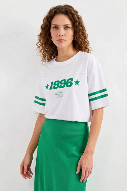 Kadın Yuvarlak Yaka Basic Oversize Çizgili Kol Baskılı Beyaz Tişört
