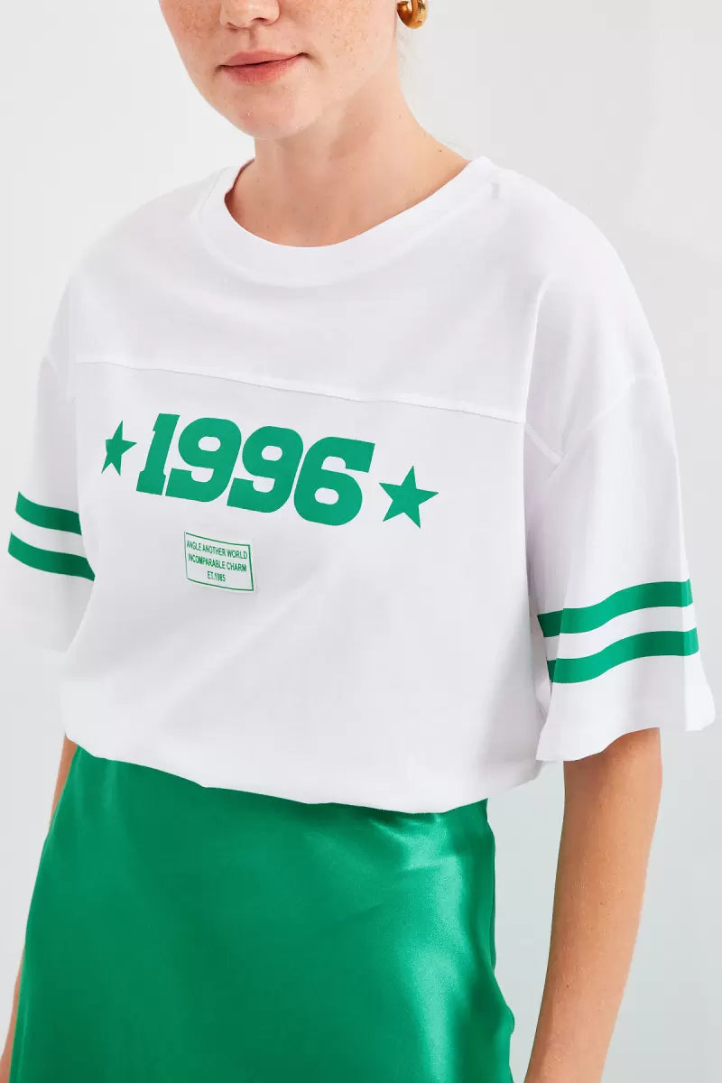 Kadın Yuvarlak Yaka Basic Oversize Çizgili Kol Baskılı Beyaz Tişört