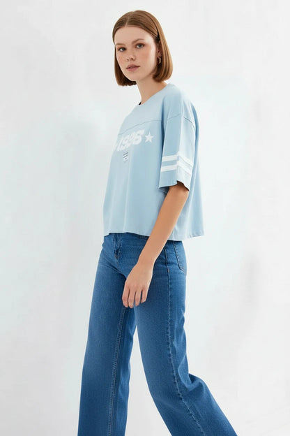 Kadın Basic Oversize Çizgili Kol Baskılı Mavi Tişört