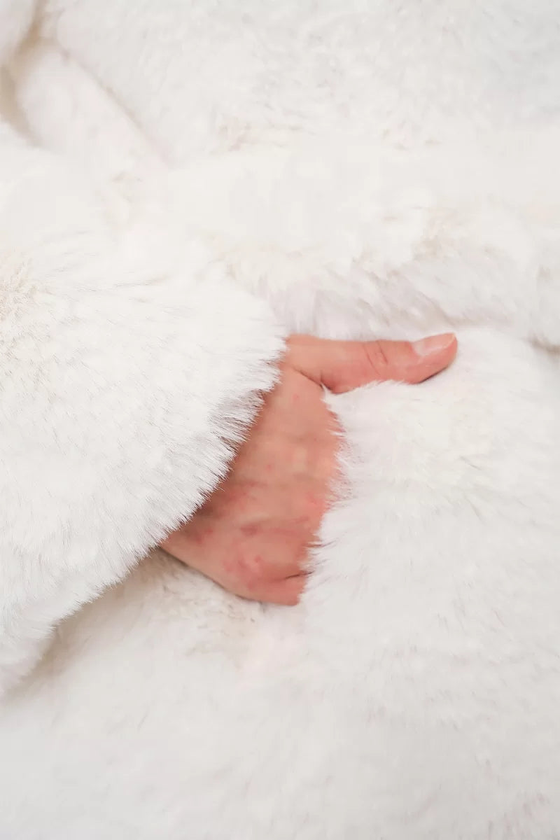 Kadın Geniş Yaka Kuşaklı Peluş Kürk Ekru Mont