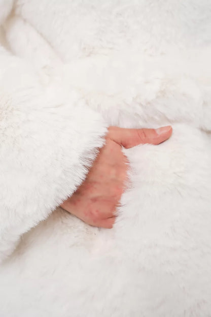 Kadın Geniş Yaka Kuşaklı Peluş Kürk Ekru Mont