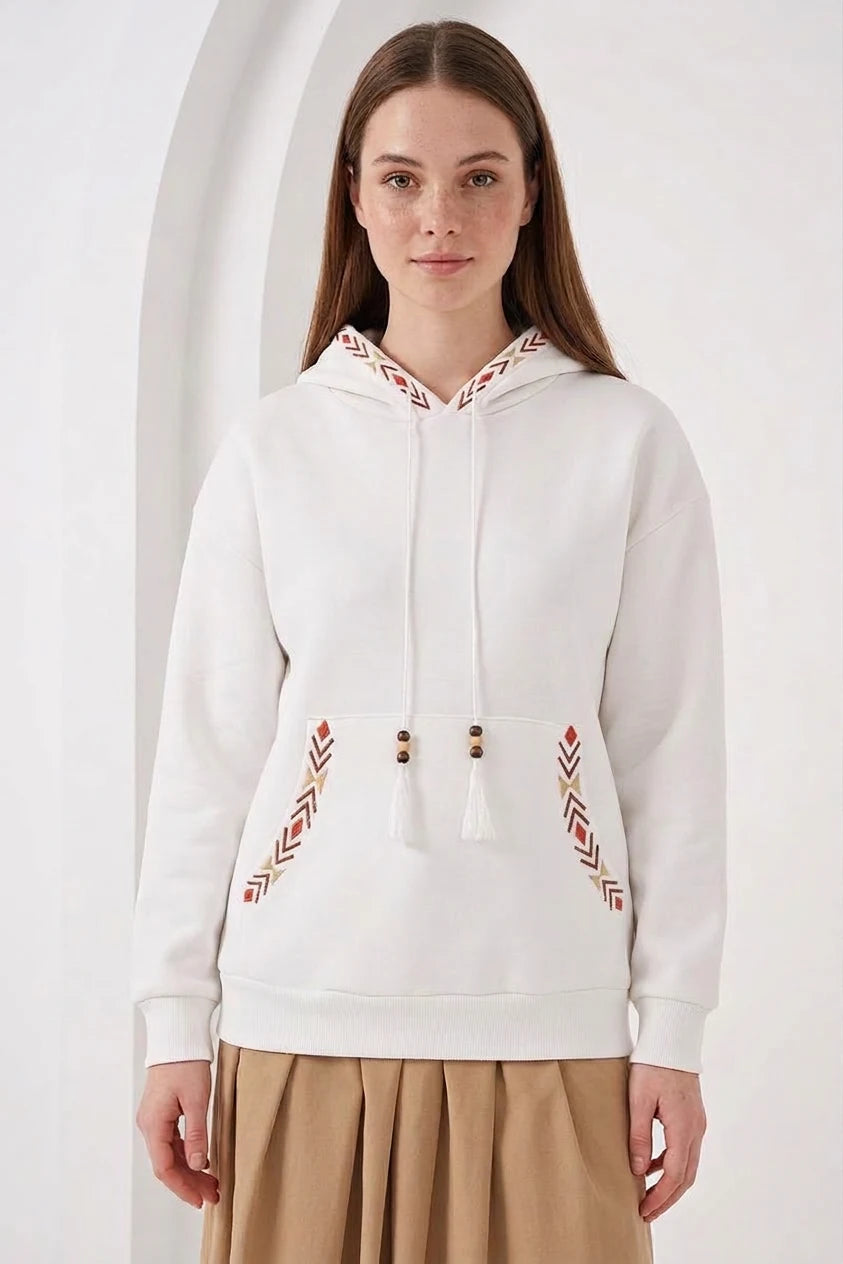 Kadın Kapüşonlu Oversize Nakışlı Beyaz Sweatshirt