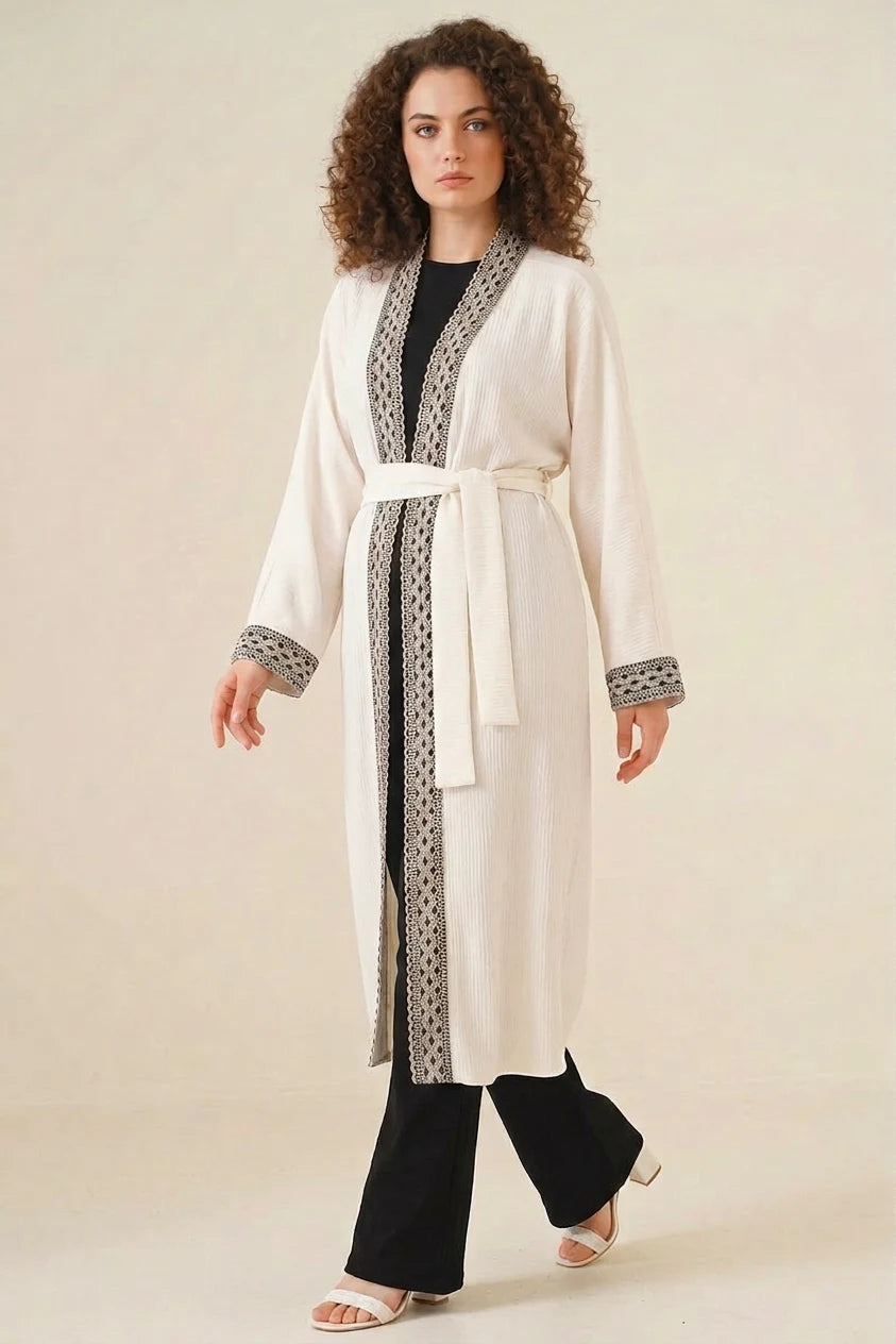 Kadın Hakim Yaka Kuşaklı Nakışlı Kol Detayı Beyaz Kimono