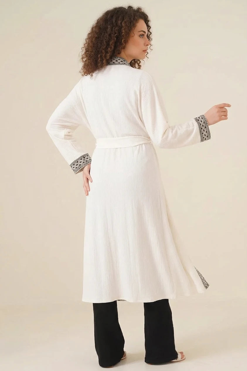 Kadın Hakim Yaka Kuşaklı Nakışlı Kol Detayı Beyaz Kimono