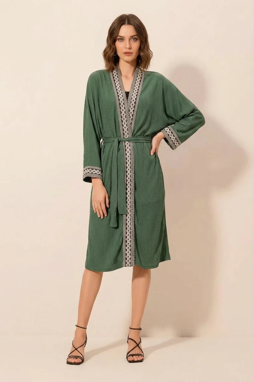 Kadın V Yaka Kuşaklı Nakışlı Kol Detayı Zümrüt Yeşili Kimono