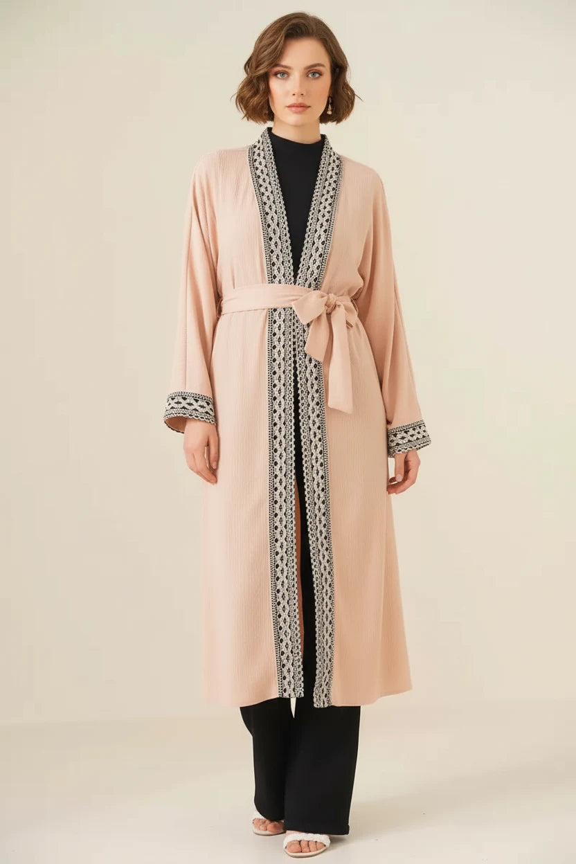 Kadın Hakim Yaka Kuşaklı Uzun Kol Nakışlı Bisküvi Kimono