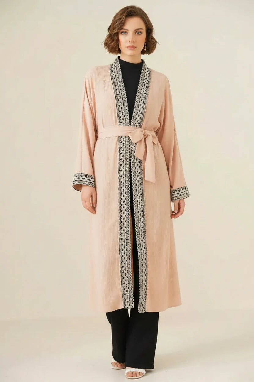 Kadın Hakim Yaka Kuşaklı Uzun Kol Nakışlı Bisküvi Kimono