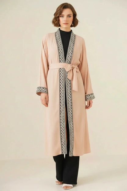 Kadın Hakim Yaka Kuşaklı Uzun Kol Nakışlı Bisküvi Kimono
