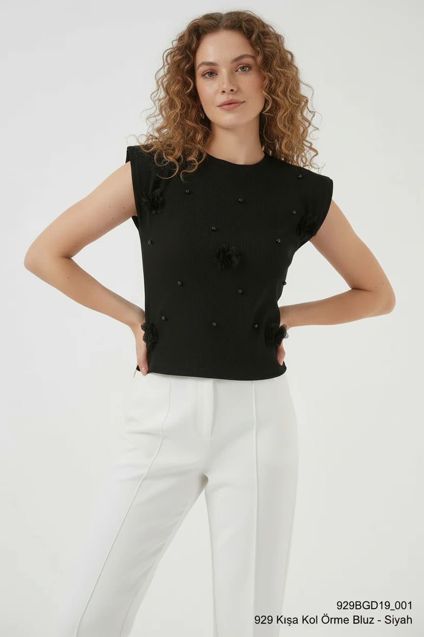 Kadın Yuvarlak Yaka D Çiçek Detaylı Kısa Kol Siyah Bluz