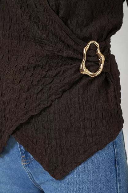 Kadın V Yaka Sıfır Kol Drape Detaylı Metal Toka Kahverengi Bluz